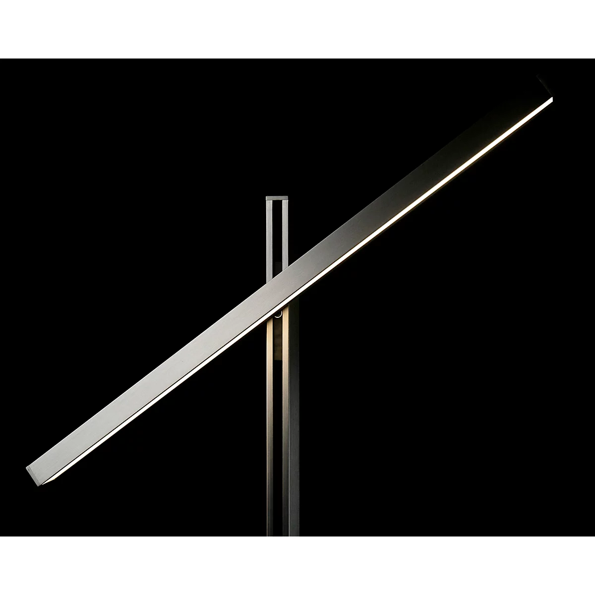 Moderne, minimalistische LED-Lampe mit langem, schlankem Leuchtkörper, der schräg auf einem filigranen Metallgestell steht. Schwarzer Hintergrund.