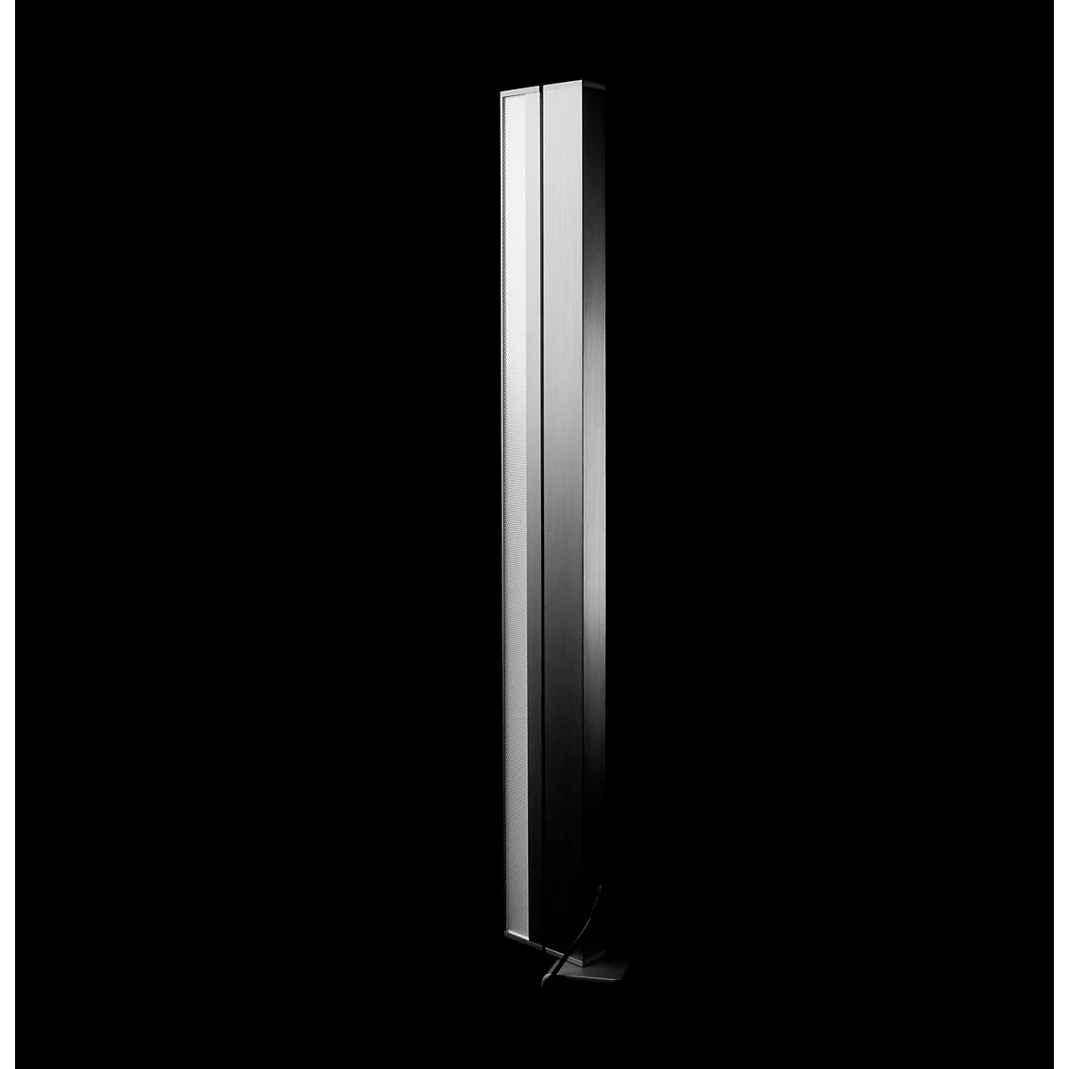 Schlanke, silberne Stehlampe mit LED-Licht vor schwarzem Hintergrund.