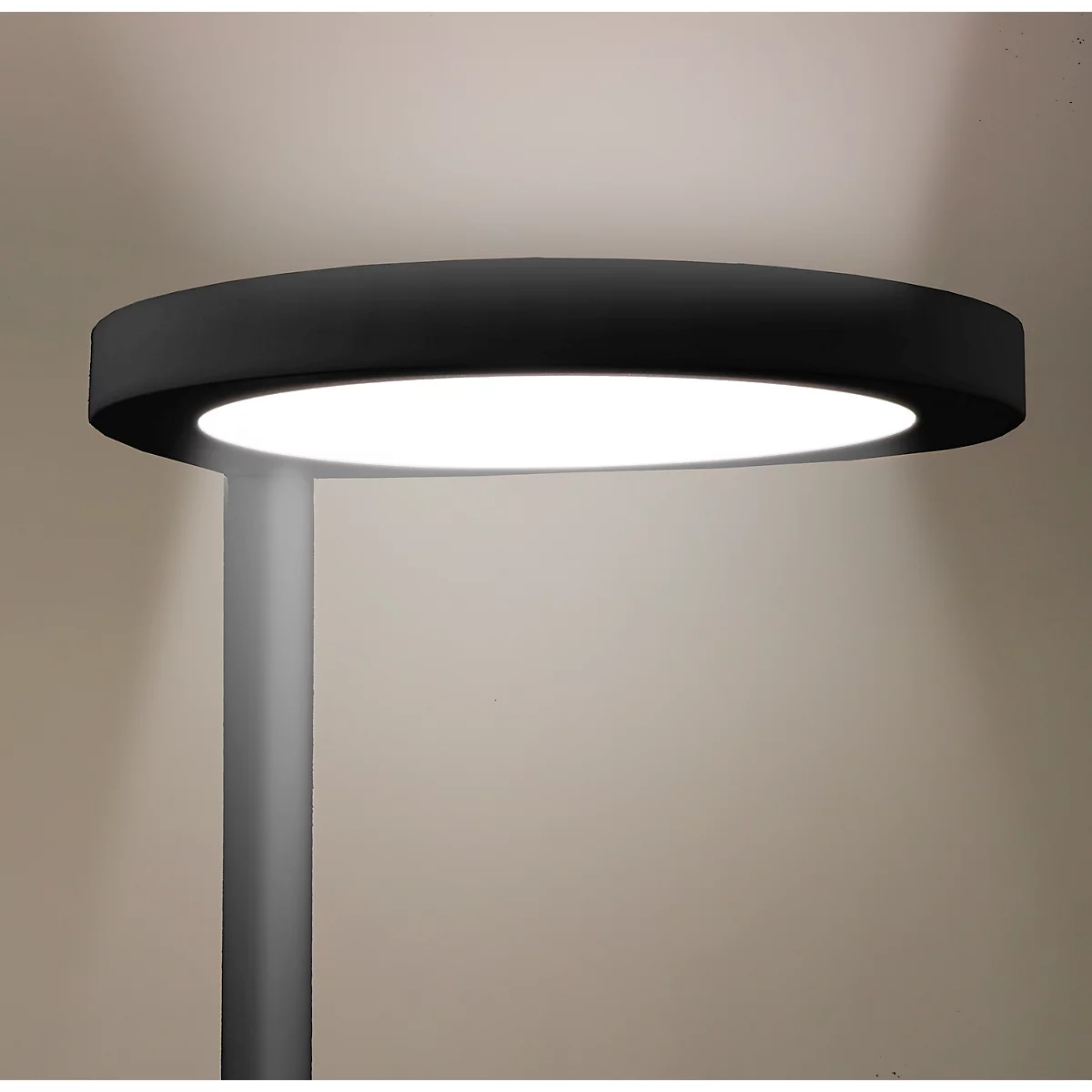 Een zwarte, ronde buitenlamp. De lamp heeft een lichtgevende onderkant en lijkt op een grijze paal te staan.