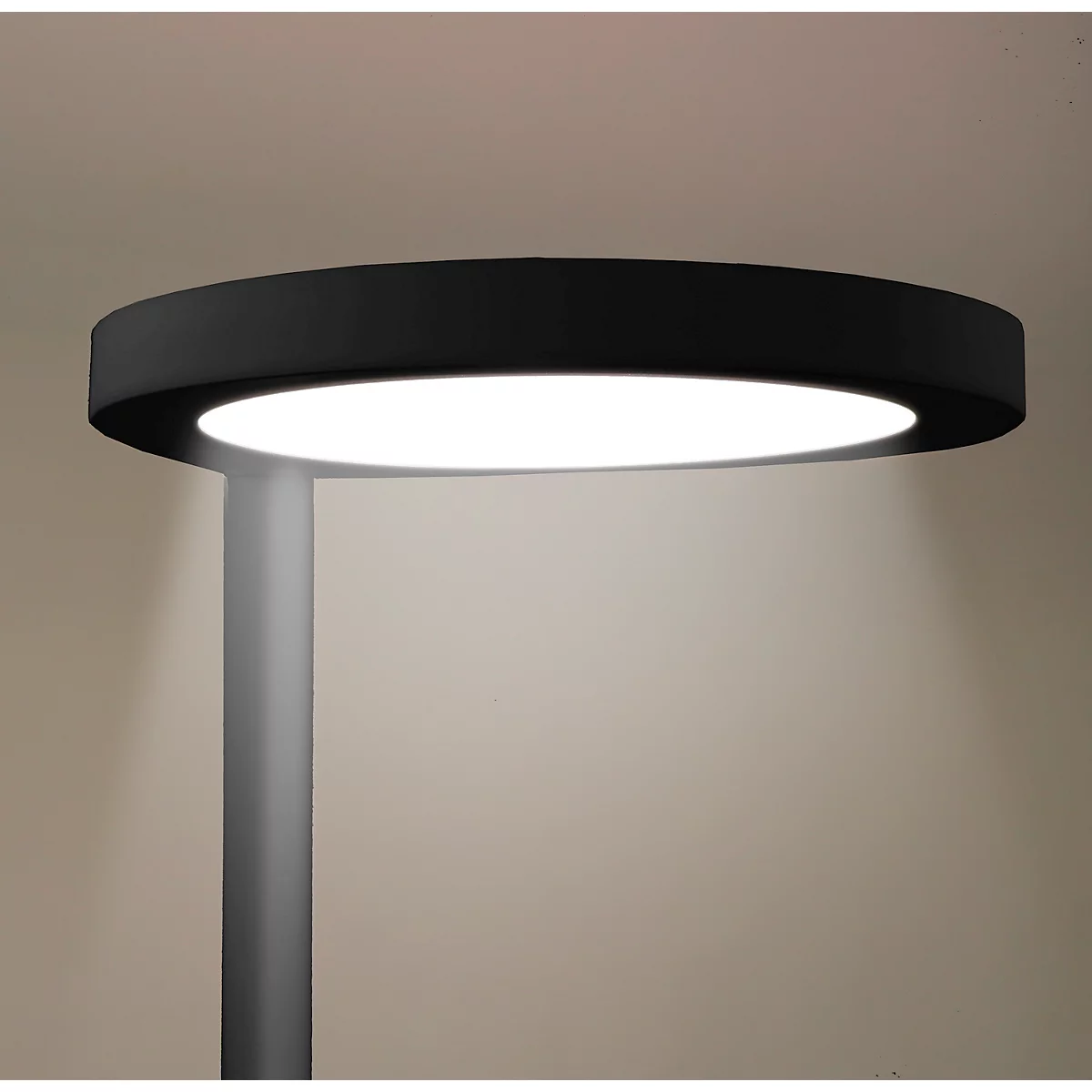 Een moderne, ronde buitenlamp met een zwart frame en helder licht, op een grijze paal.