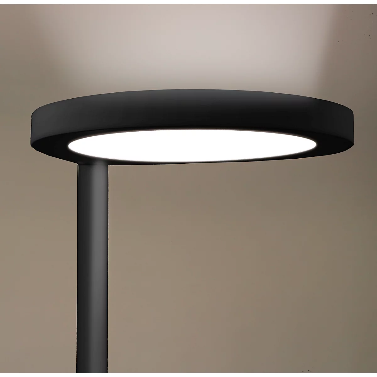 Zwarte glanzende ronde lamp verbonden met een verticale stang. De lamp lijkt fel. Achtergrond is kleurneutraal.