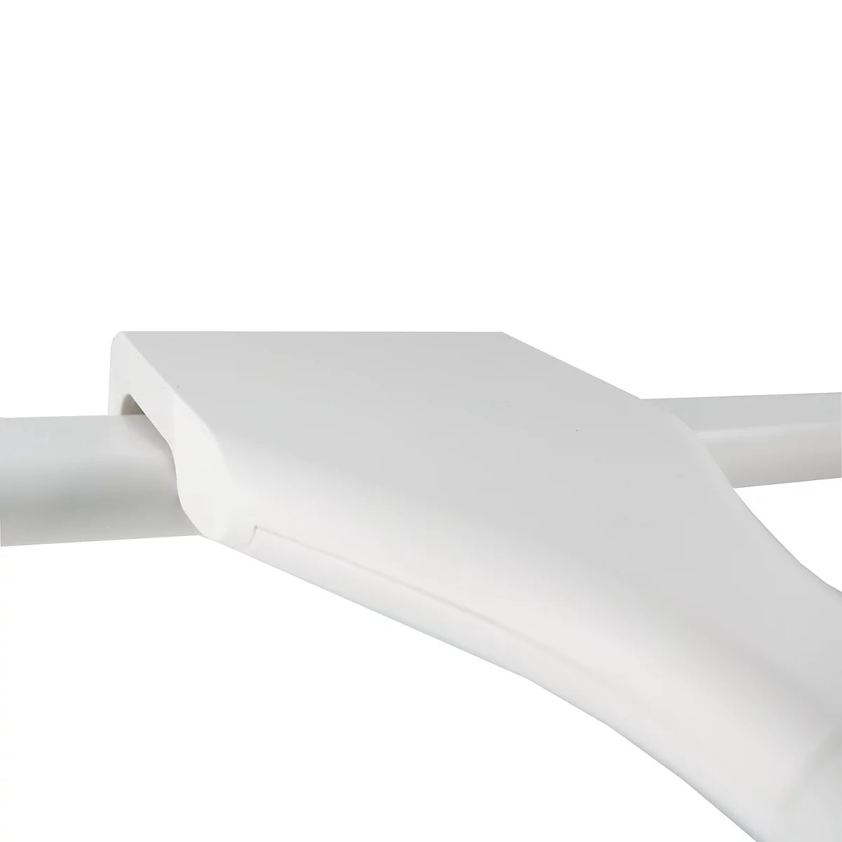Close-up van een wit, gebogen designelement, dat doet denken aan een modern meubelstuk.