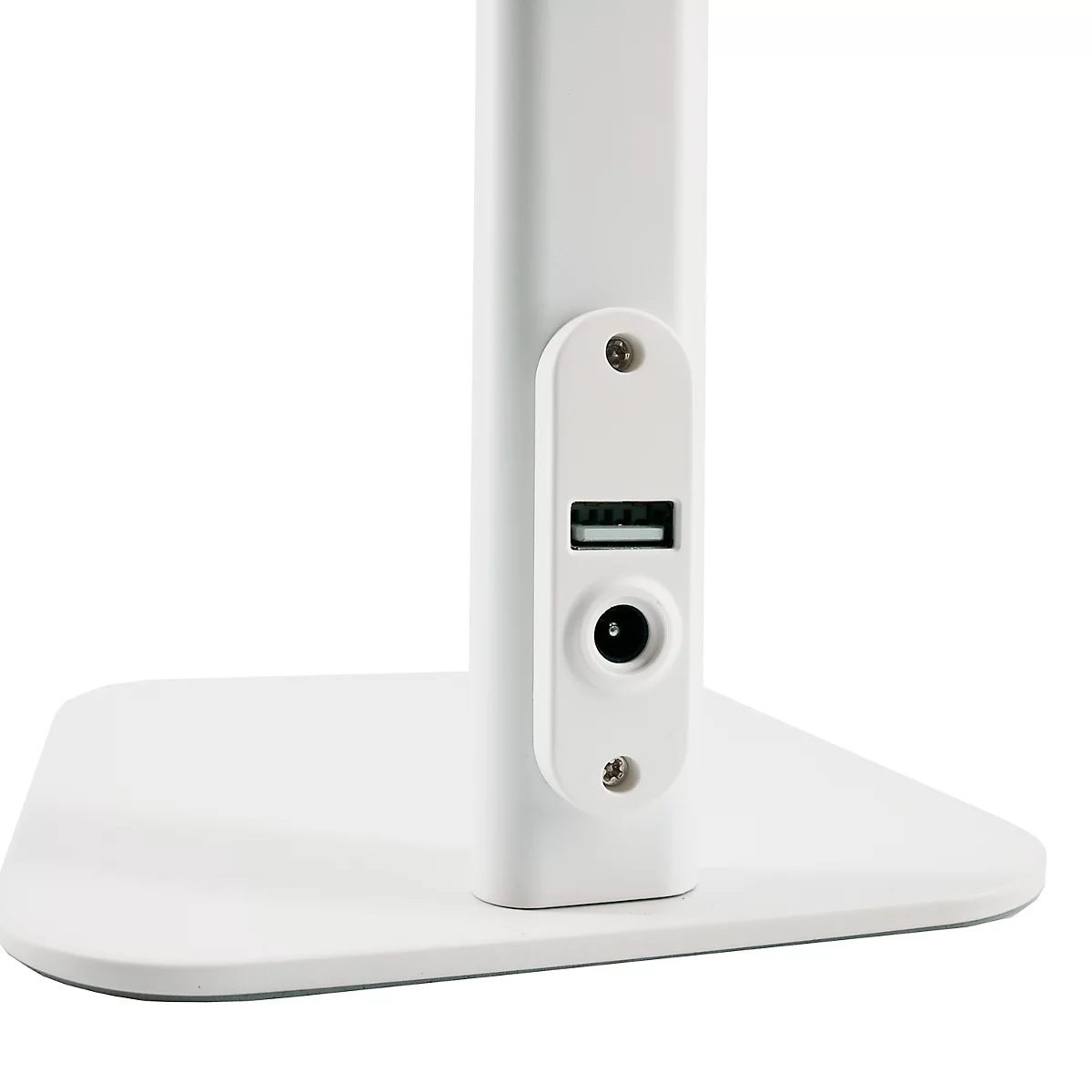 Close-up van een witte bureaulamp met USB-poort en stroomaansluiting. De lamp staat op een rechthoekige basis.