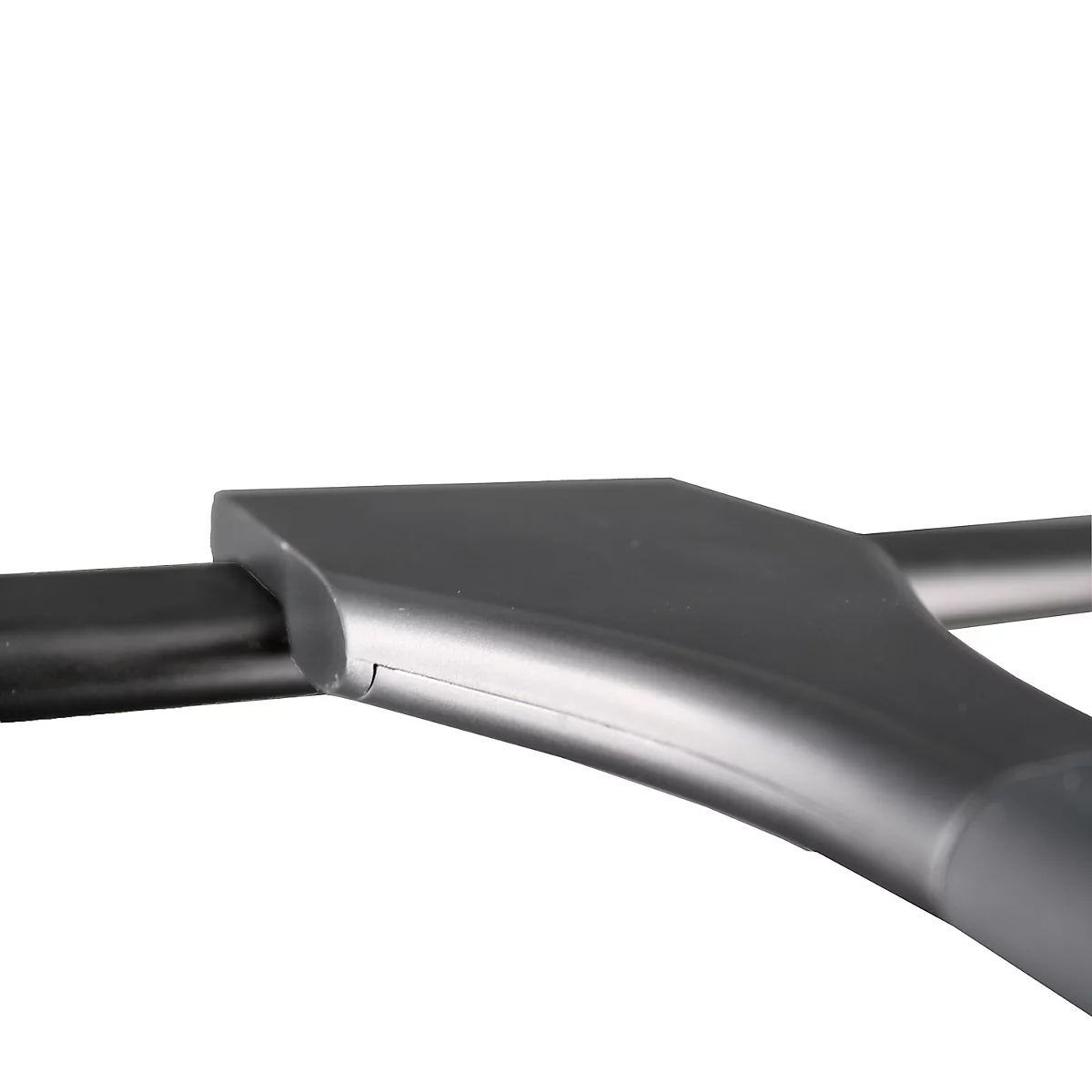 Grijs, gebogen buisje dat door een ander onderdeel wordt gestoken. De achtergrond is wit.