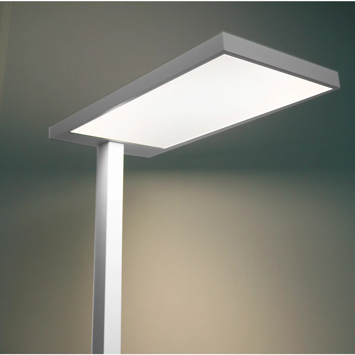 Nahaufnahme einer modernen Stehlampe mit rechteckigem Leuchtkörper und silbernem Gestell.