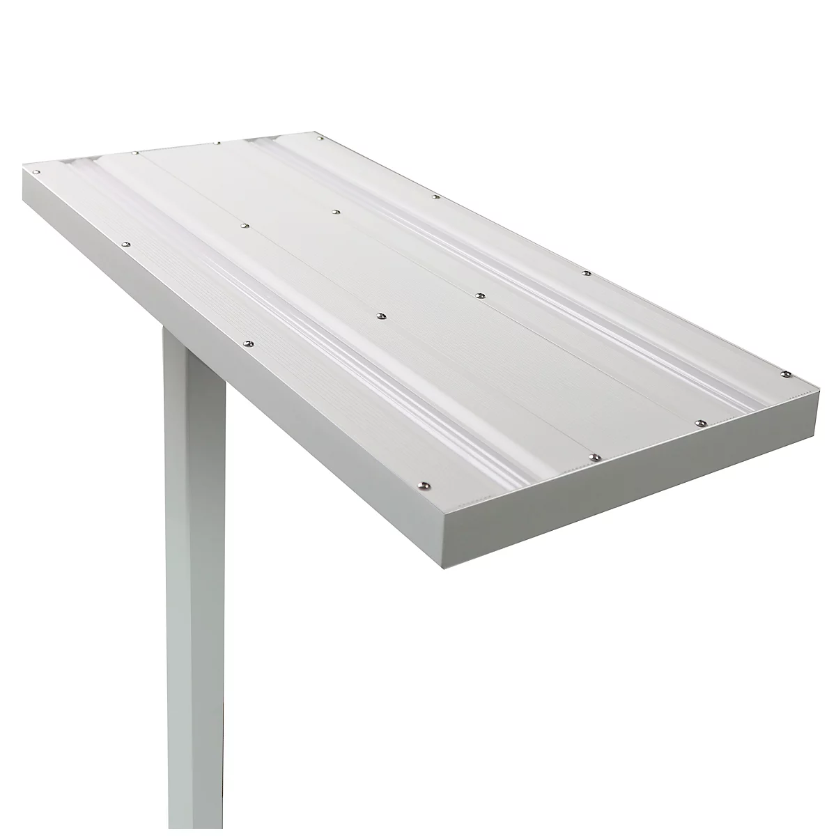 Grijs geverfd katheder. Het schuine schap heeft gegolfde oppervlakken. Schroeven bevestigen de plaat op een vierkante voet.