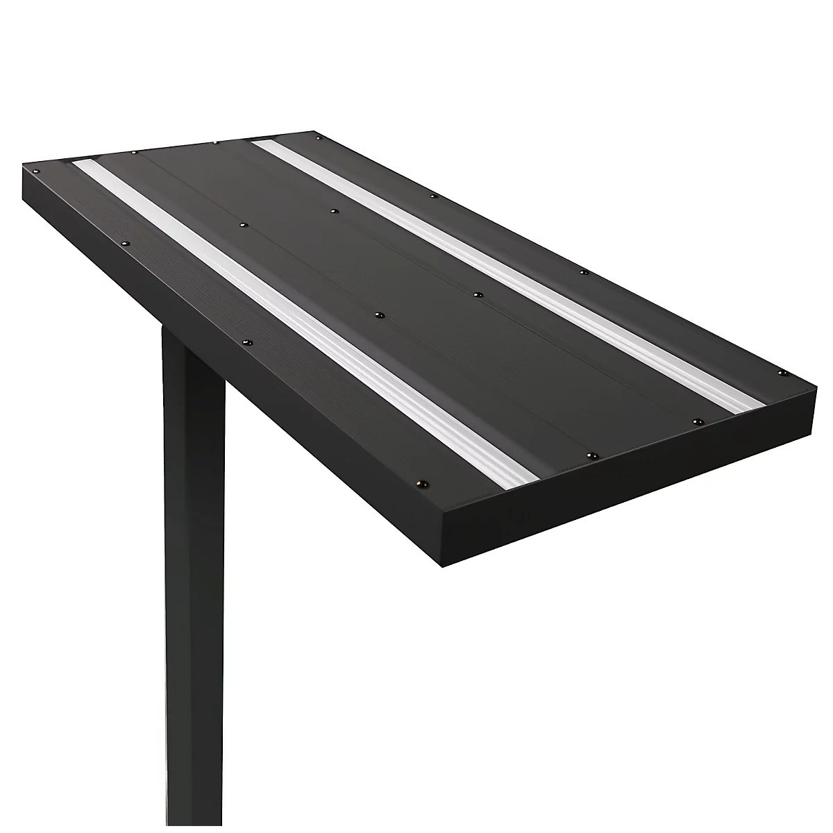 Zwarte statafel met zilveren strepen, gekanteld. Rechthoekig tafelblad met schroeven op een zwarte standaard.