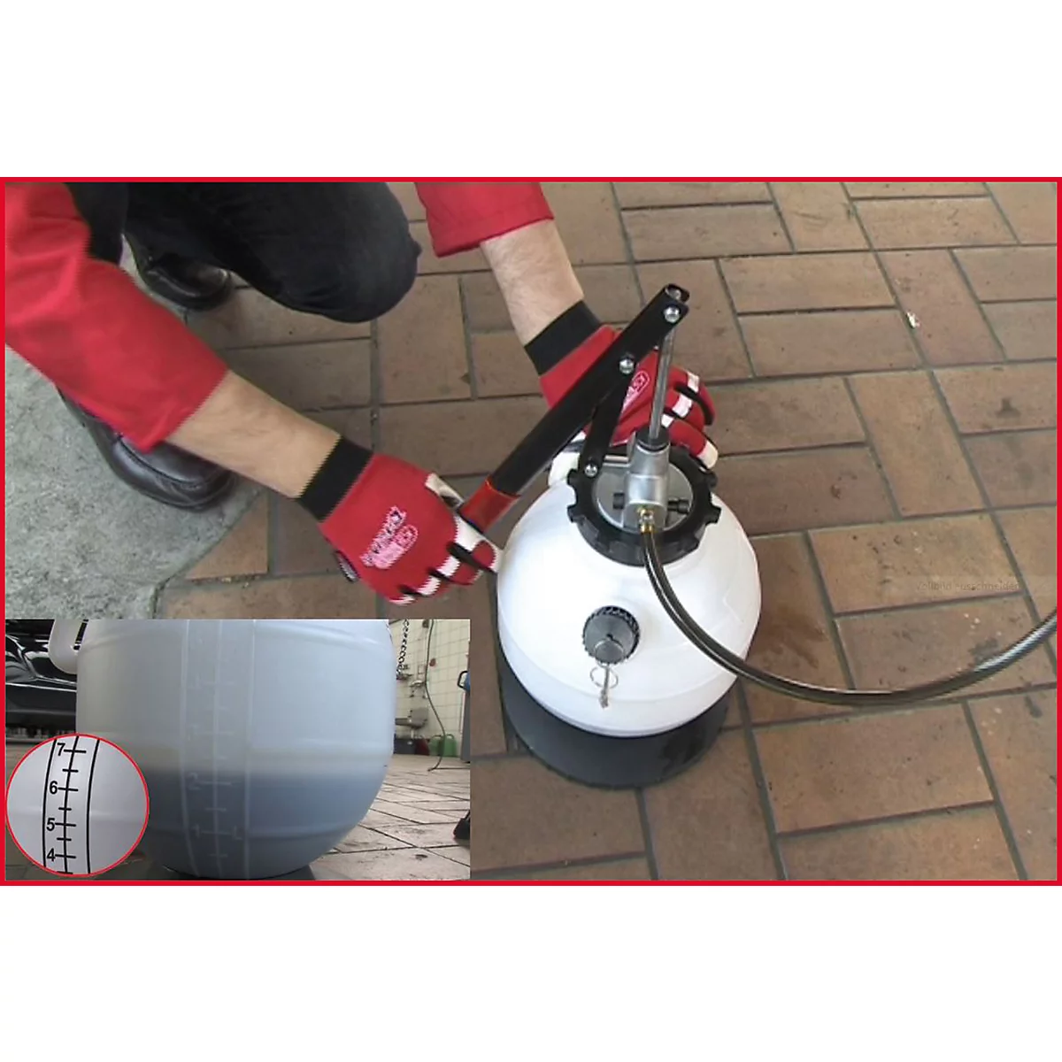 Person bedient Werkzeug zur Altölentsorgung. Im Hintergrund ein Behälter, Ölstandsanzeige.