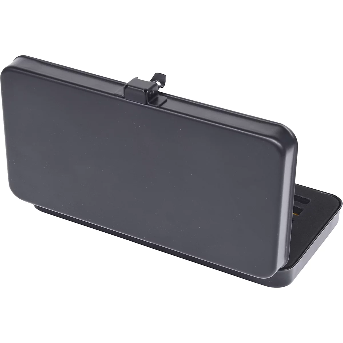 Eine schwarze, rechteckige Box, teilweise geöffnet, mit einem Verschluss an der Oberseite. Der Innenraum zeigt eine dunkle Aussparung.