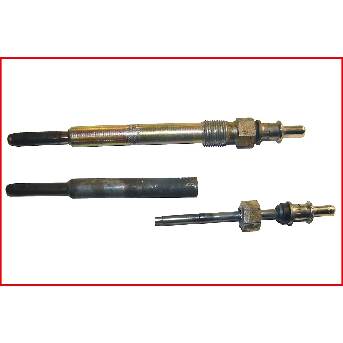 Nahaufnahme von drei Glühkerzen. Zwei sind vollständig, eine in Einzelteile zerlegt.