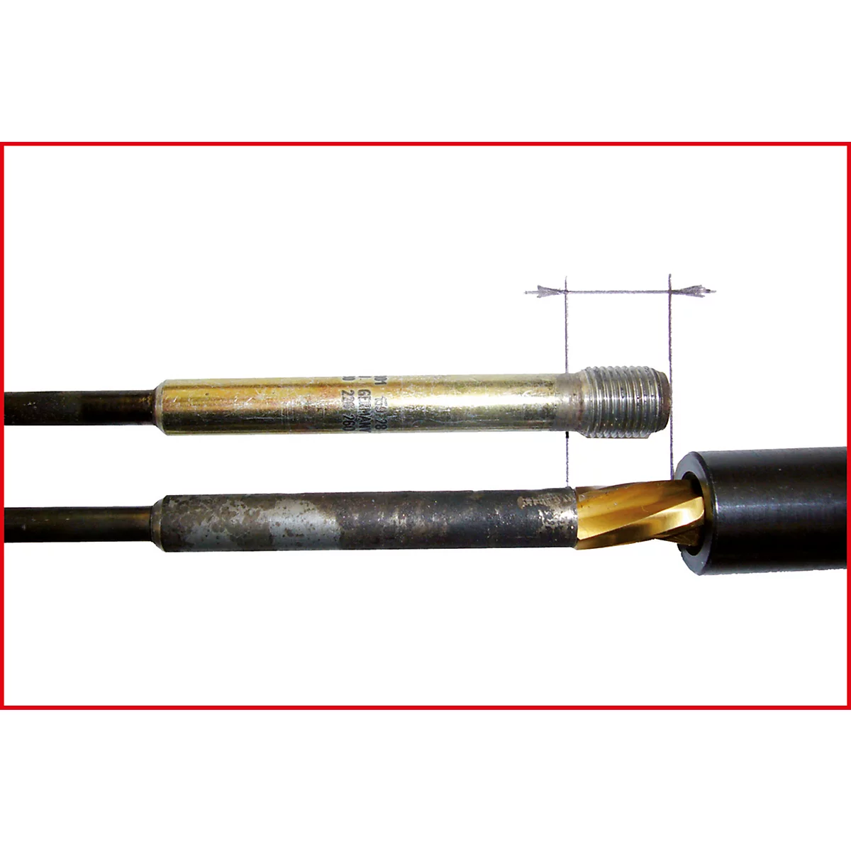 Zwei Metallwerkzeuge: oben mit Gewinde, unten Bohrer. Abmessungen mit Doppelpfeil gekennzeichnet.