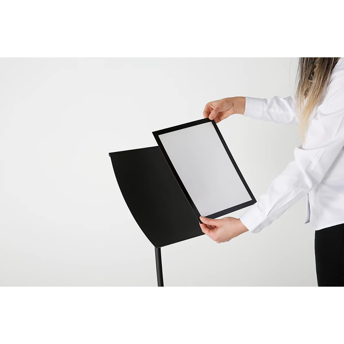 Update Display informatiestandaard concaaf, gebogen ontwerp, poedercoating, DIN A3, zwart