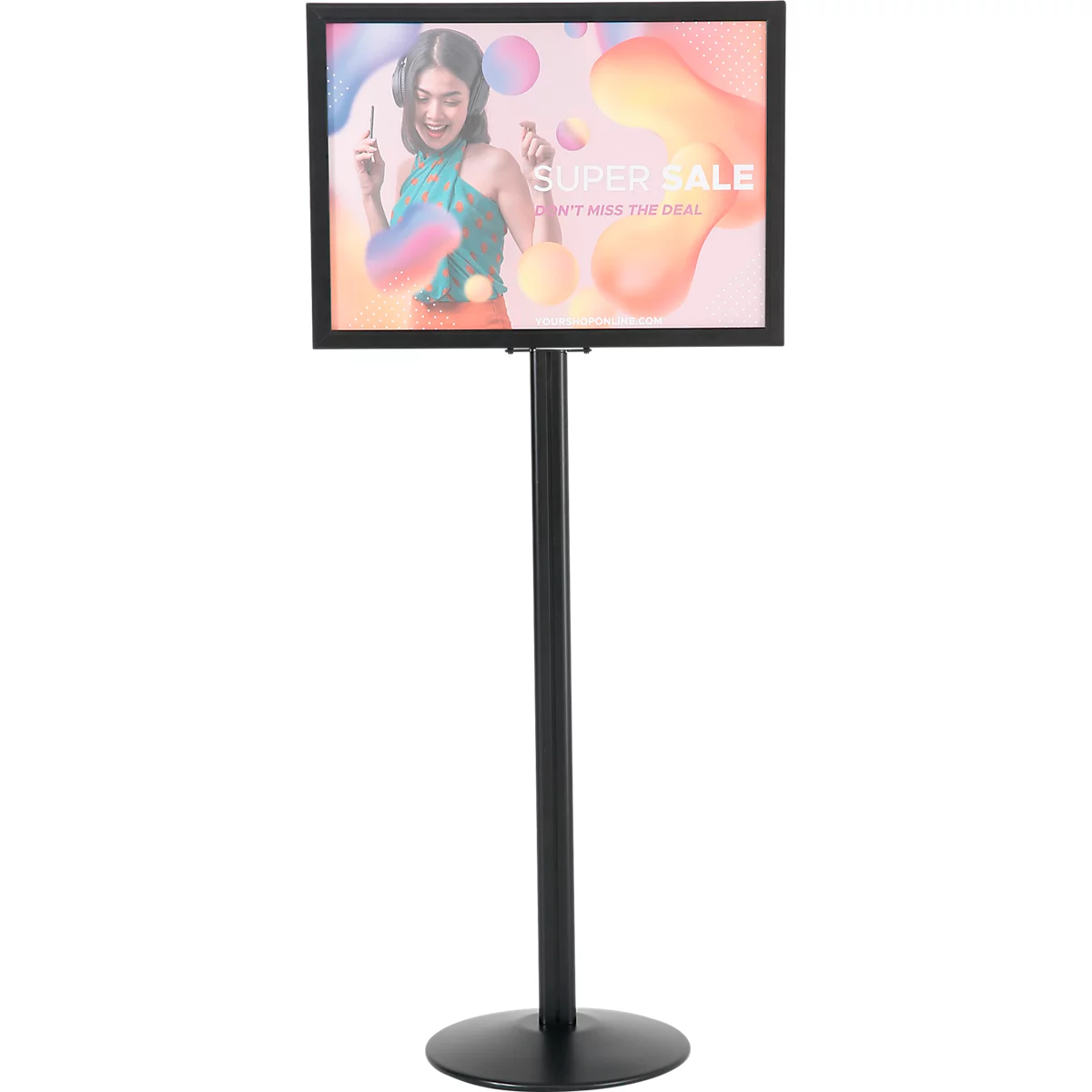 Schwarzes Werbeschild mit Werbefläche; darauf lächelnde Frau, die Kopfhörer trägt. Darunter steht "SUPER SALE"