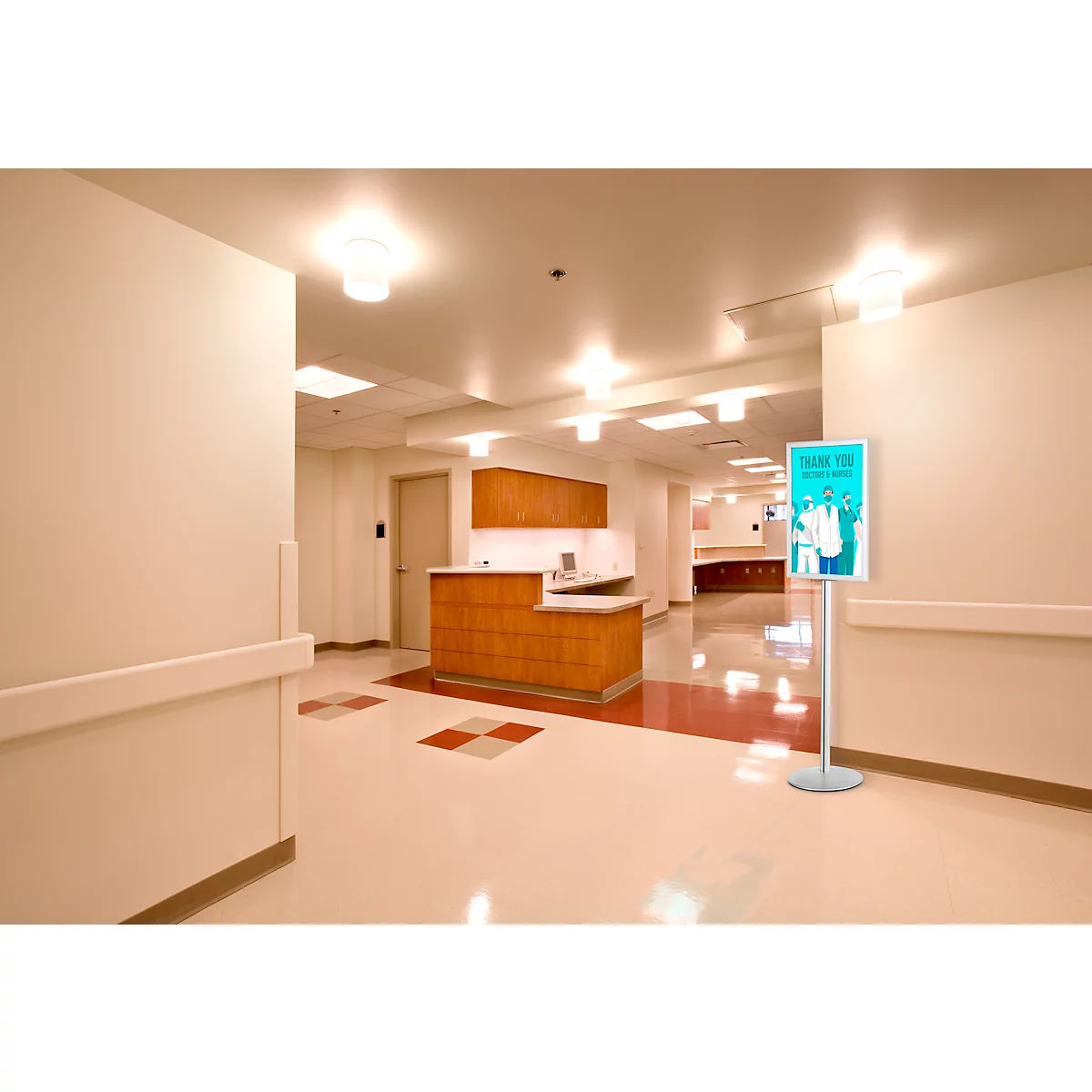 Korridor in einem Krankenhaus. Braun-weiße Rezeption, Leuchtkörper. Ein Infoständer.