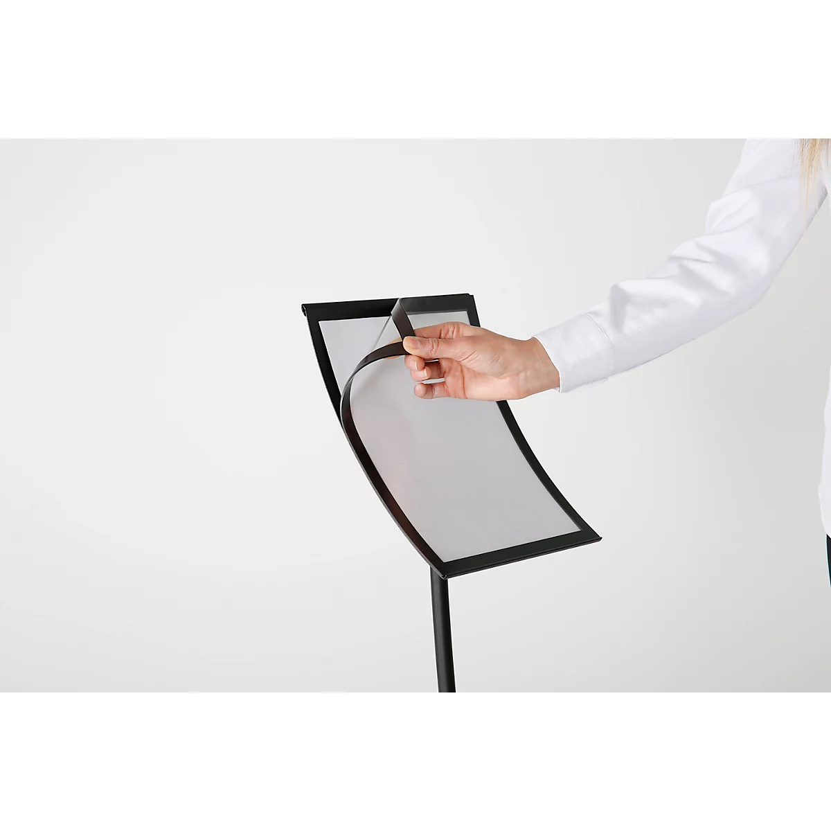 Update Display Infoständer Konkav, geschwungenes Design, pulverbeschichtet, DIN A3, schwarz