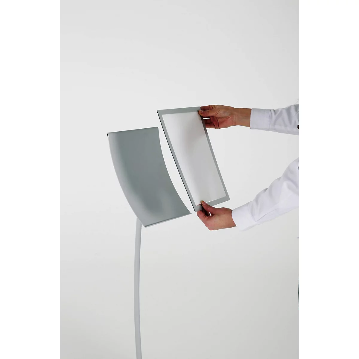 Update Display Infoständer Konkav, geschwungenes Design, pulverbeschichtet, DIN A3, silber