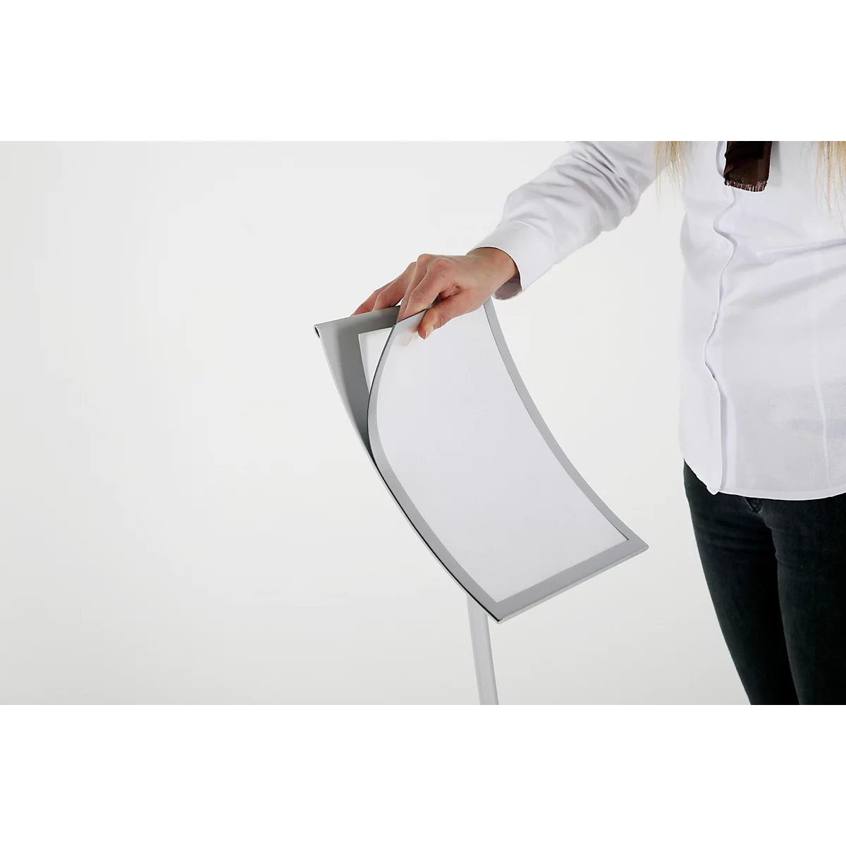Update Display Infoständer Konkav, geschwungenes Design, pulverbeschichtet, DIN A4, silber