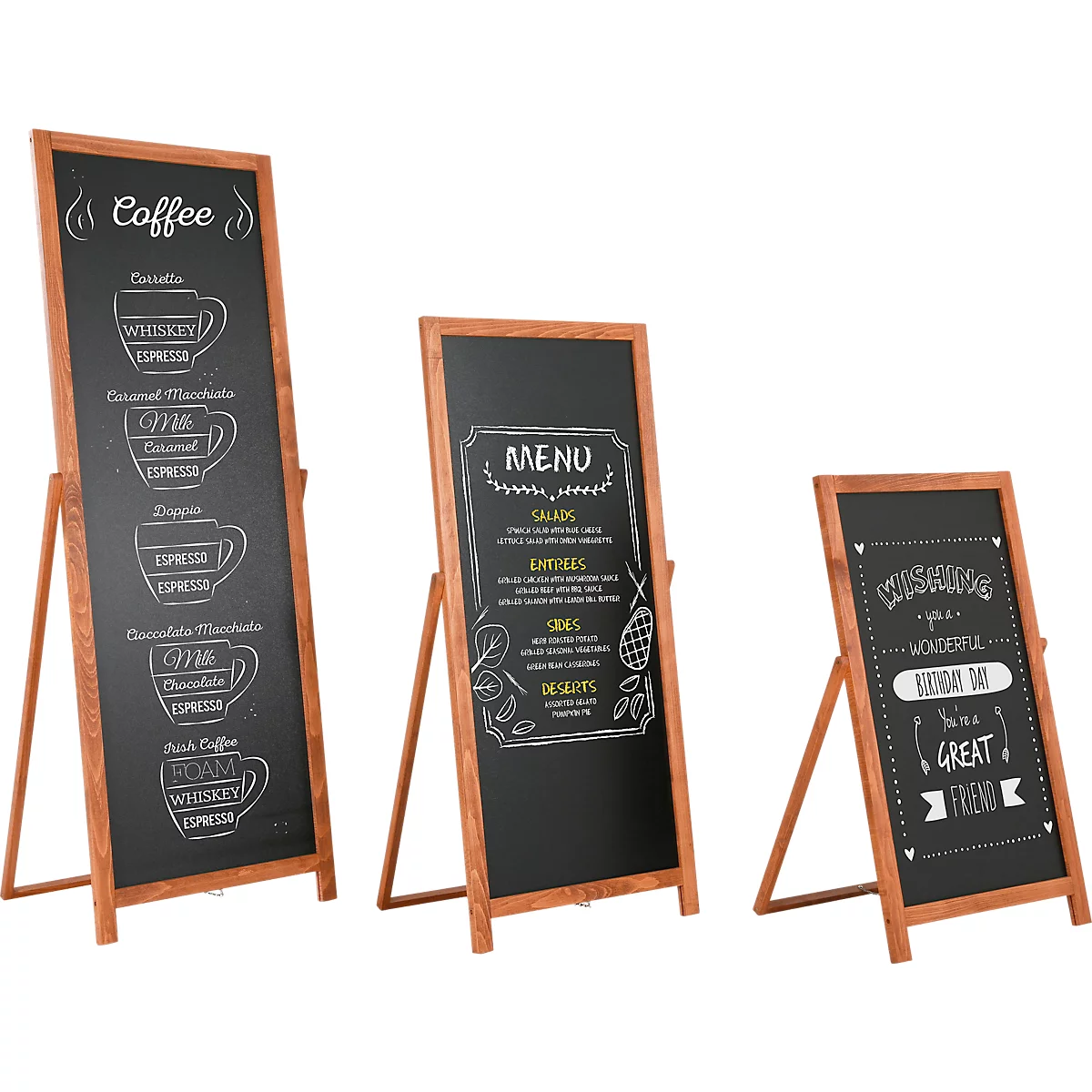 Drie vrijstaande schoolborden, bruine houten frames, zwarte borden. Linkerbord: koffiemenu. Midden: menu. Rechts: welkomstgroet.