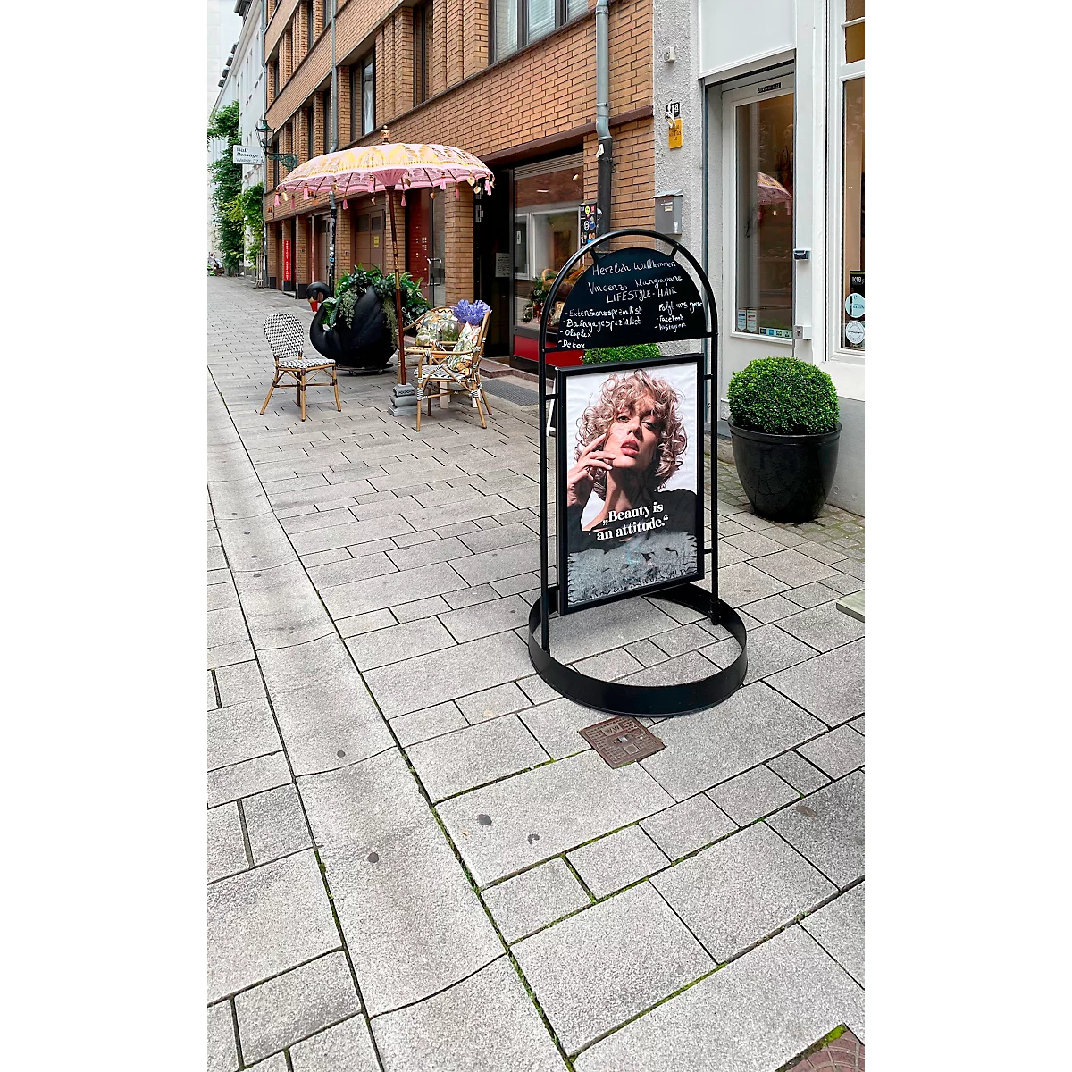 Update Display Kundenstopper Wheel, DIN A1, wasserfest, 35 mm Klapprahmen, Logofläche, mit Laufrollen, schwarz RAL 9005