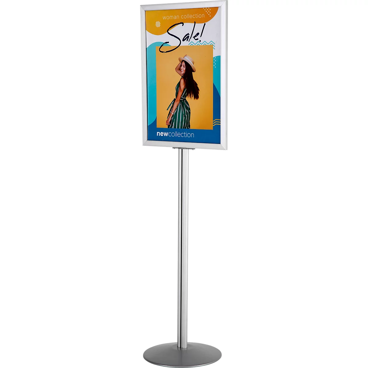 Panneau publicitaire avec affiche : "Soldes !". Femme avec chapeau posant. Pied en métal.