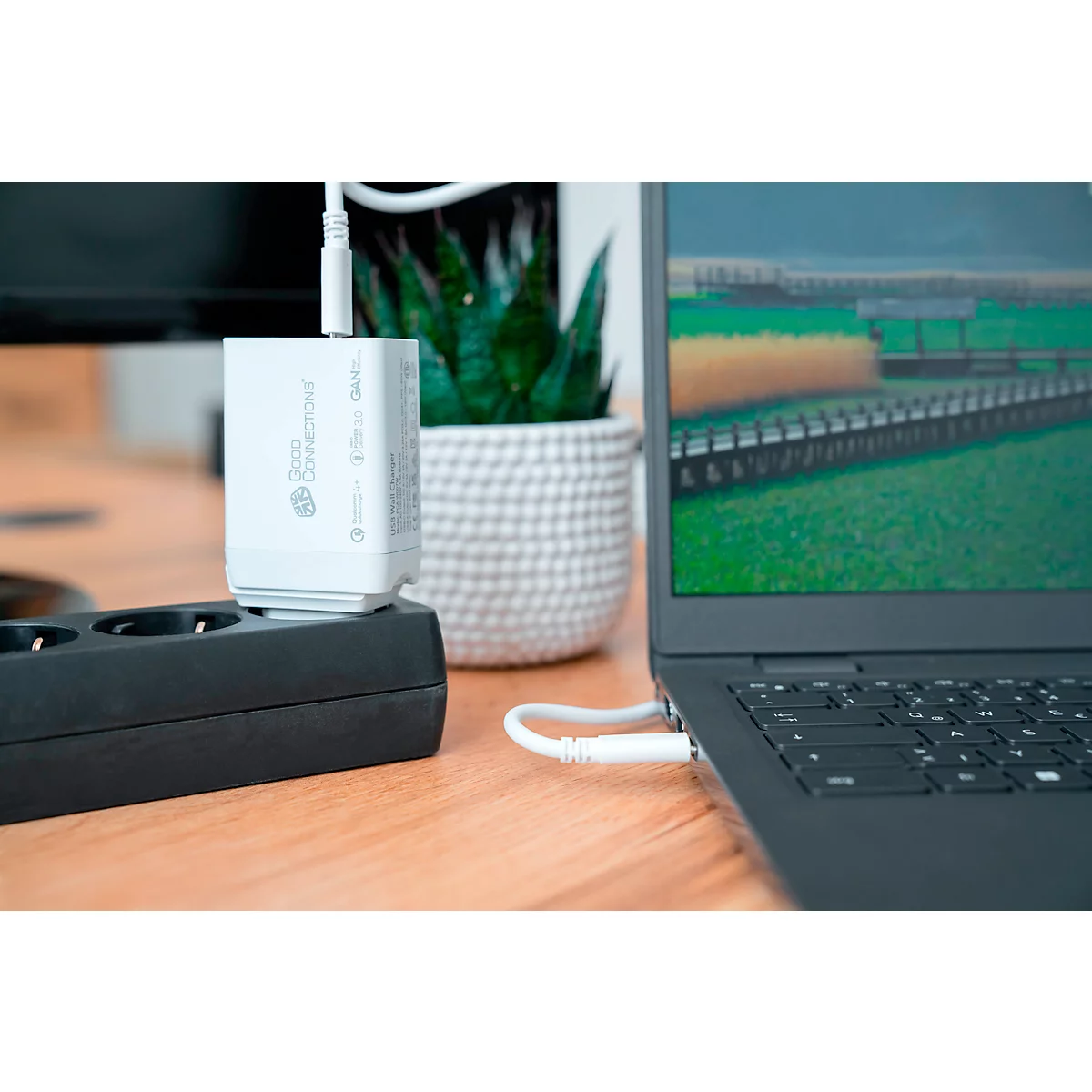 USB-Schnellladegerät Good Connections, mit GaN-Technologie, 3er-Port mit 2 x USB-C + 1 x USB-A, Leistung 65 W, weiß