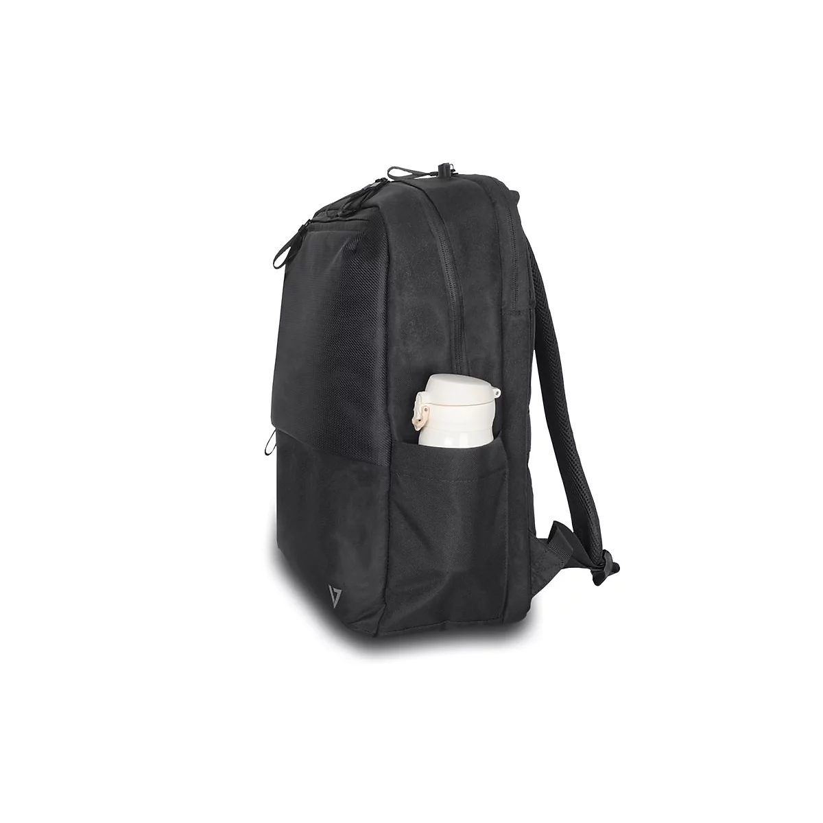 Schwarzer Rucksack mit einer weiÃŸen Wasserflasche in der Seitentasche. Der Rucksack hat zwei Schultergurte und einen Tragegriff.