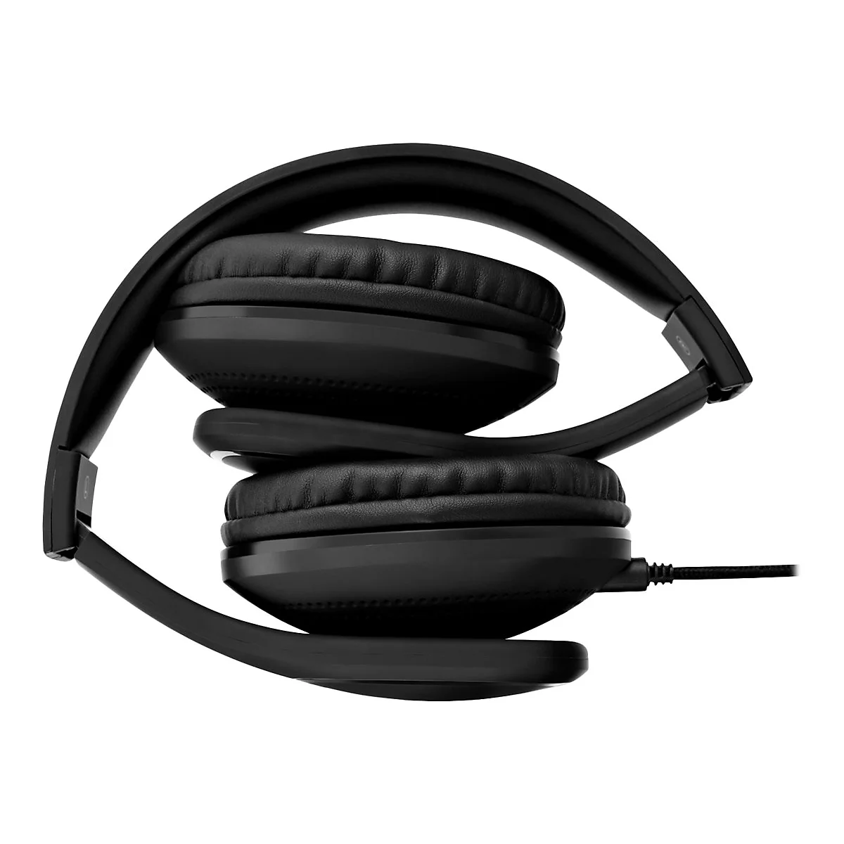Casque noir pliÃ© sur fond blanc. Le cÃ¢ble est connectÃ©.