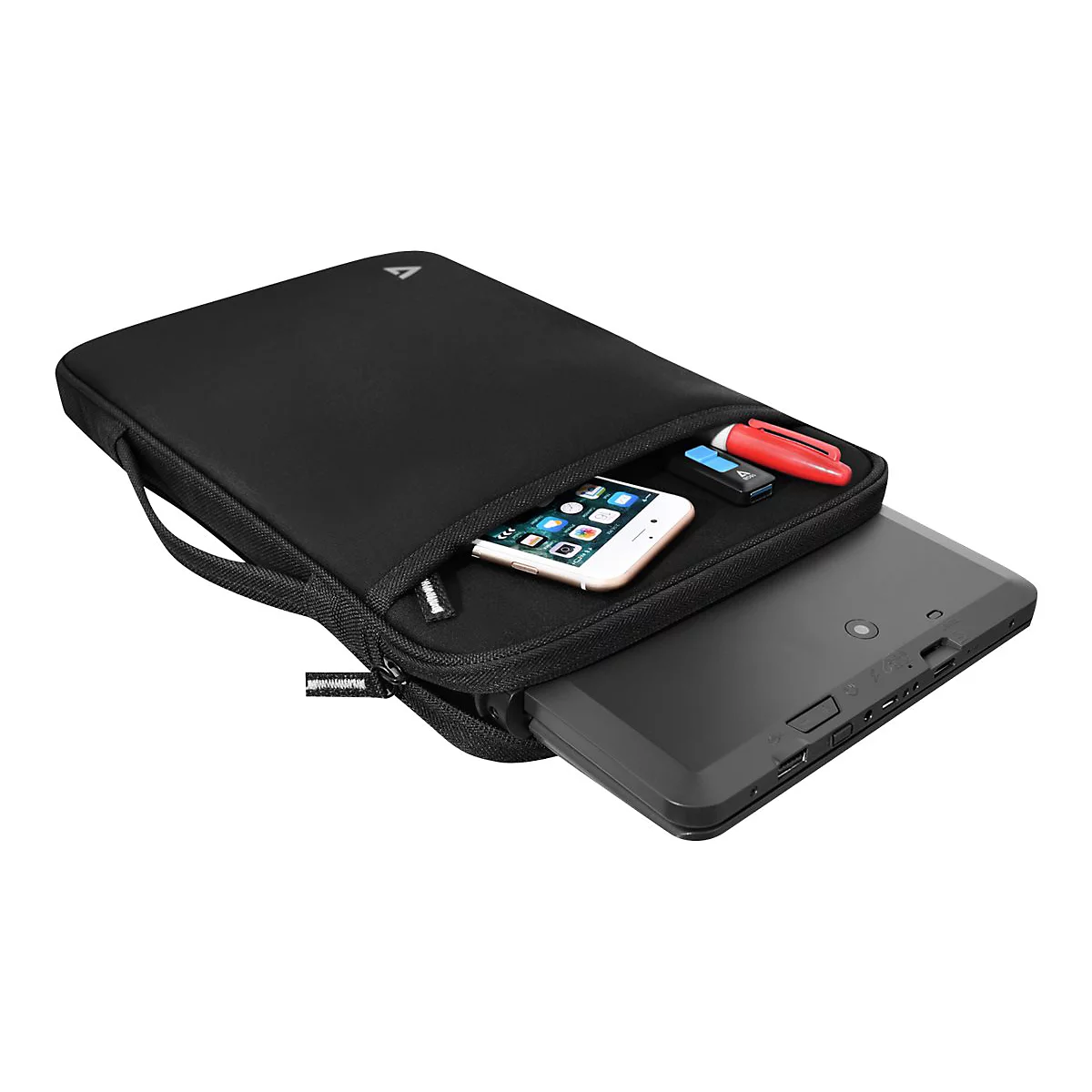 Schwarze Laptoptasche mit Tablet, Handy und Zubehör. Auf weißem Hintergrund.