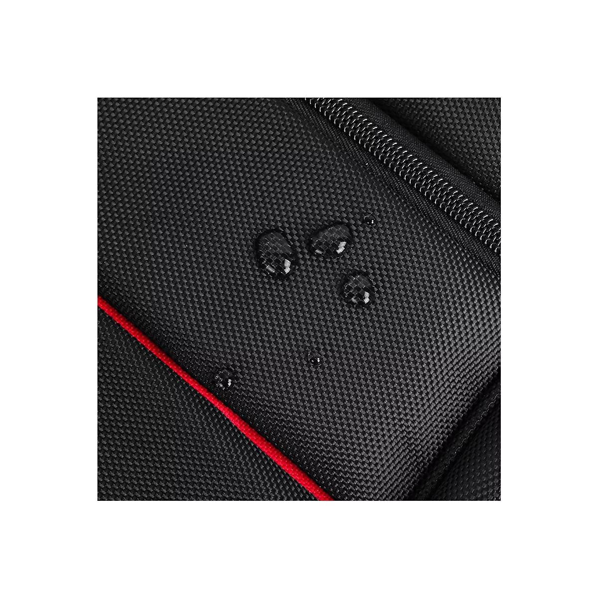 Nahaufnahme von schwarzem, wasserabweisendem Textil, rote Naht, Reißverschluss, Wassertropfen.