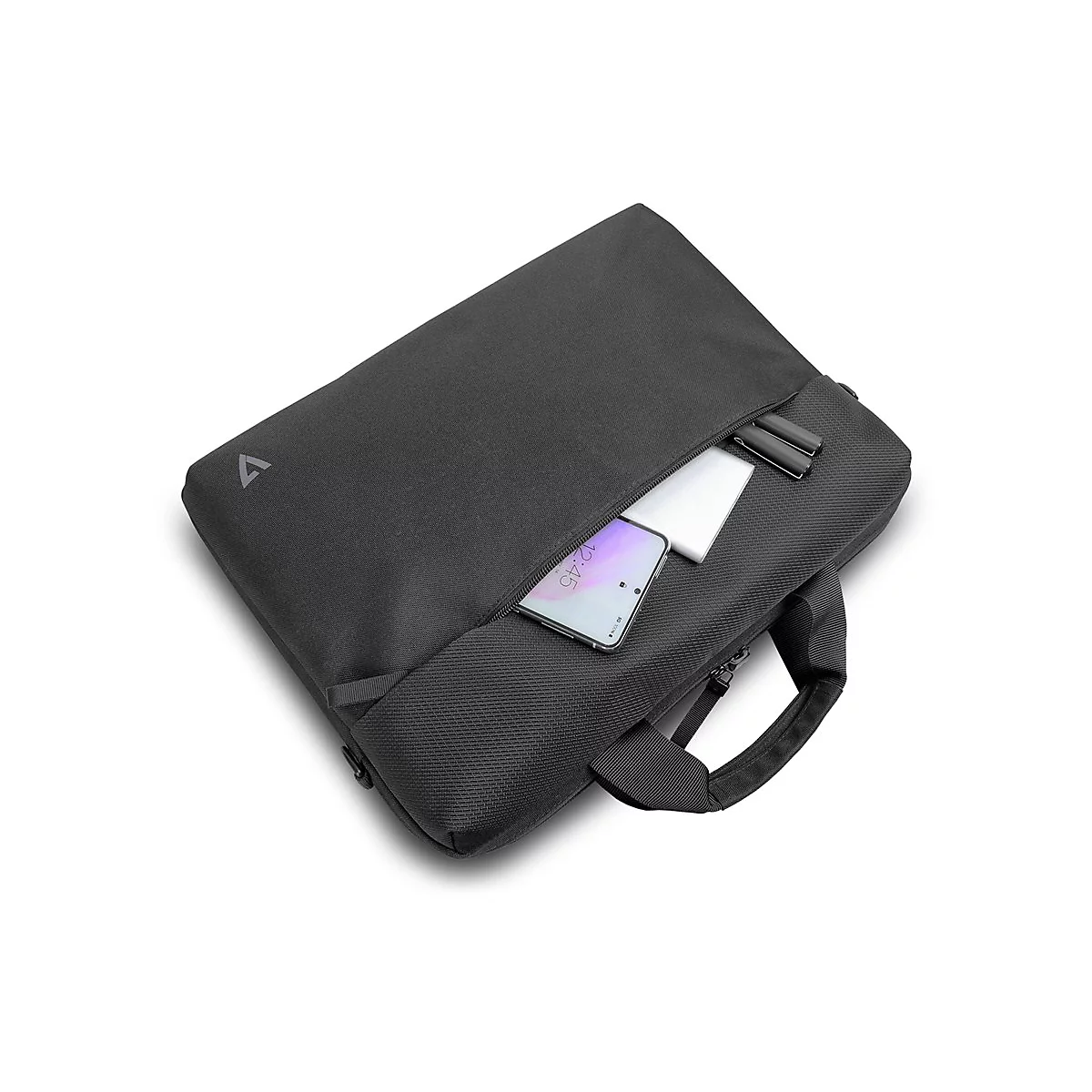 Schwarze Laptoptasche mit offenem Reißverschluss, in der ein Handy und ein Tablet stecken. Auf dem Handy ist die Uhrzeit 12:45 zu sehen.