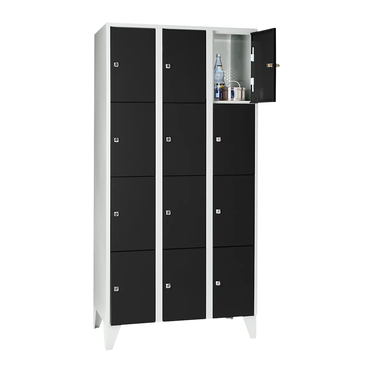 Zwarte locker met wit frame. Eén deur is open en toont een fles en wat containers.