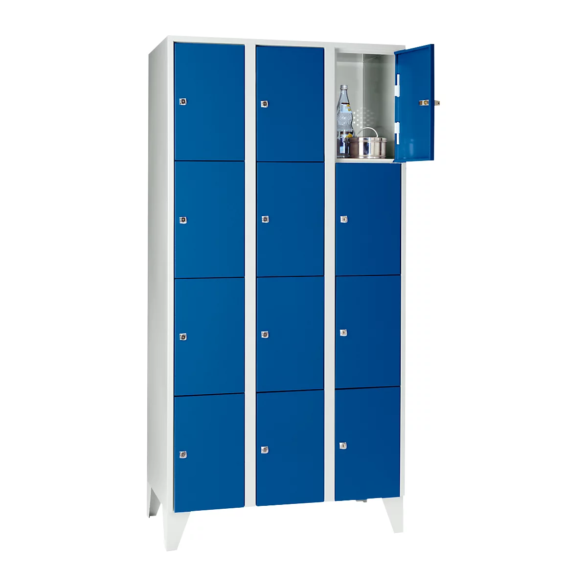 Blauwe en witte kast met één open deur. Een waterfles en beker zijn zichtbaar in de kast.