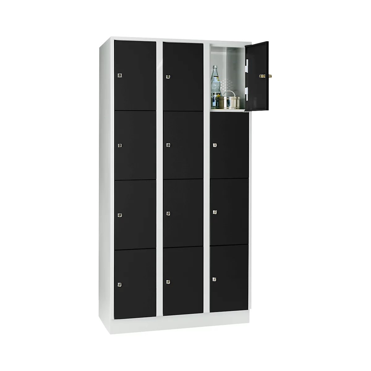 Een kluis met zwarte deuren, één deur is open, fles en blikjes zichtbaar.