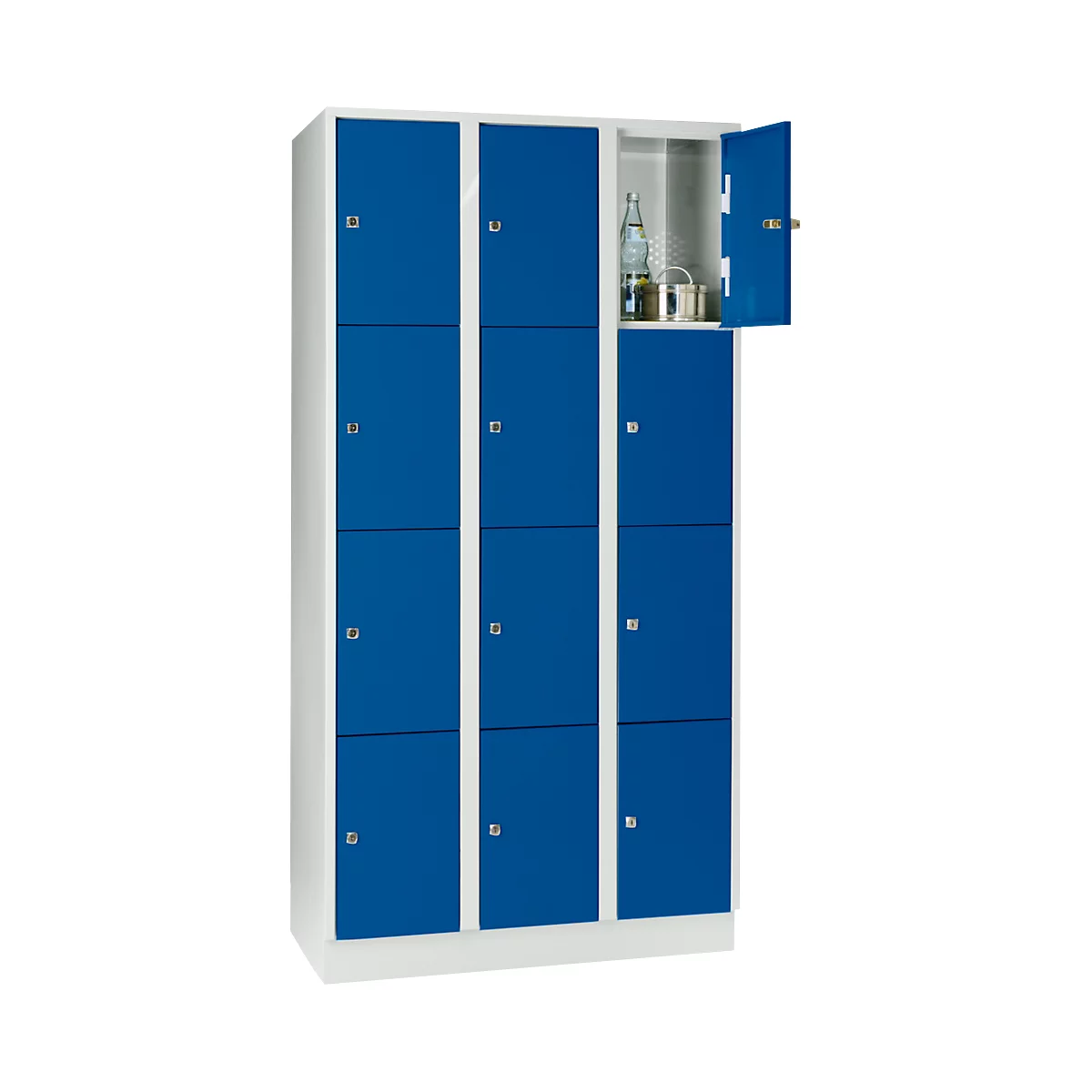 Blauwe locker met open deur. Fles, beker erin.