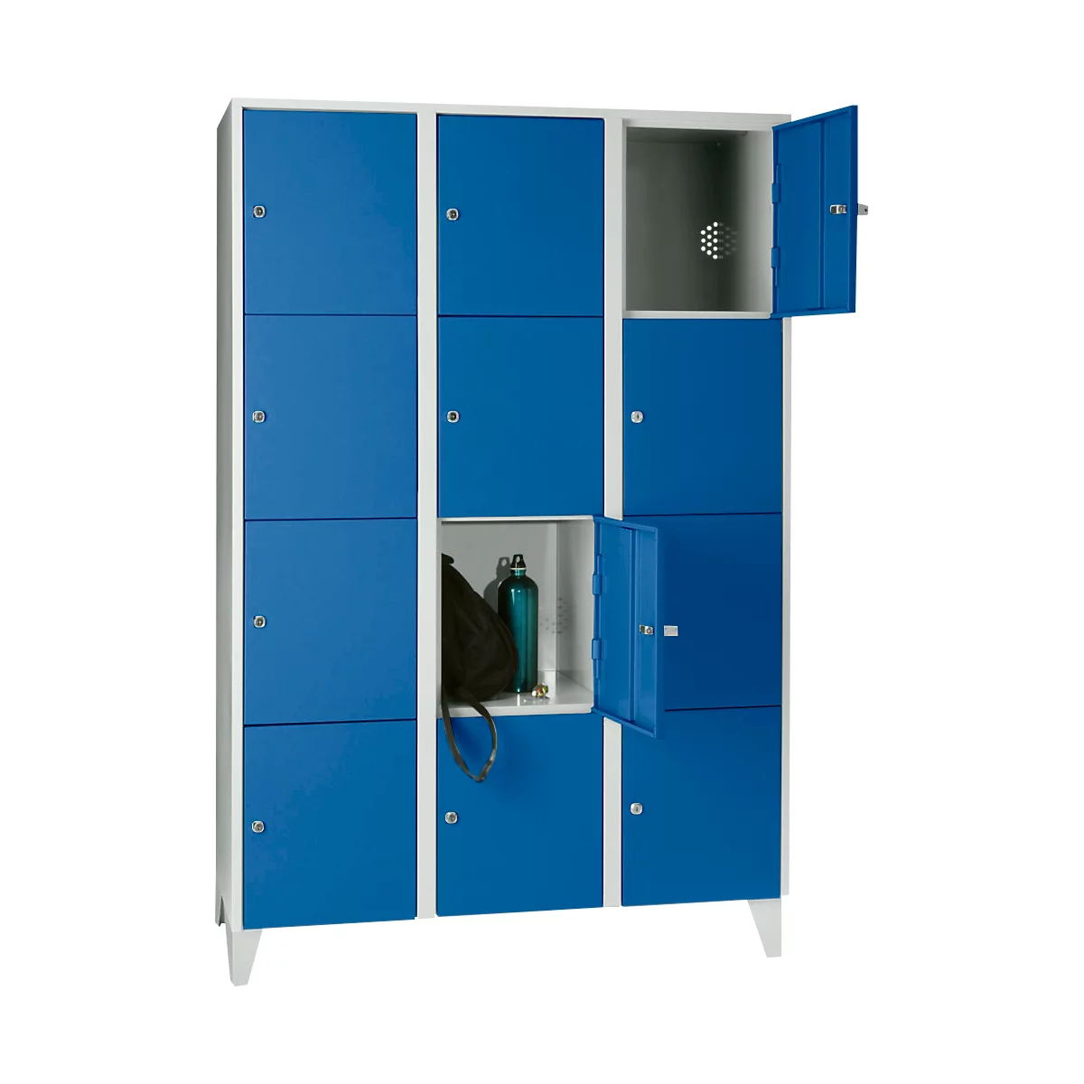 Blauwe locker met open deur. Binnenin: tas en waterfles. Wit frame.