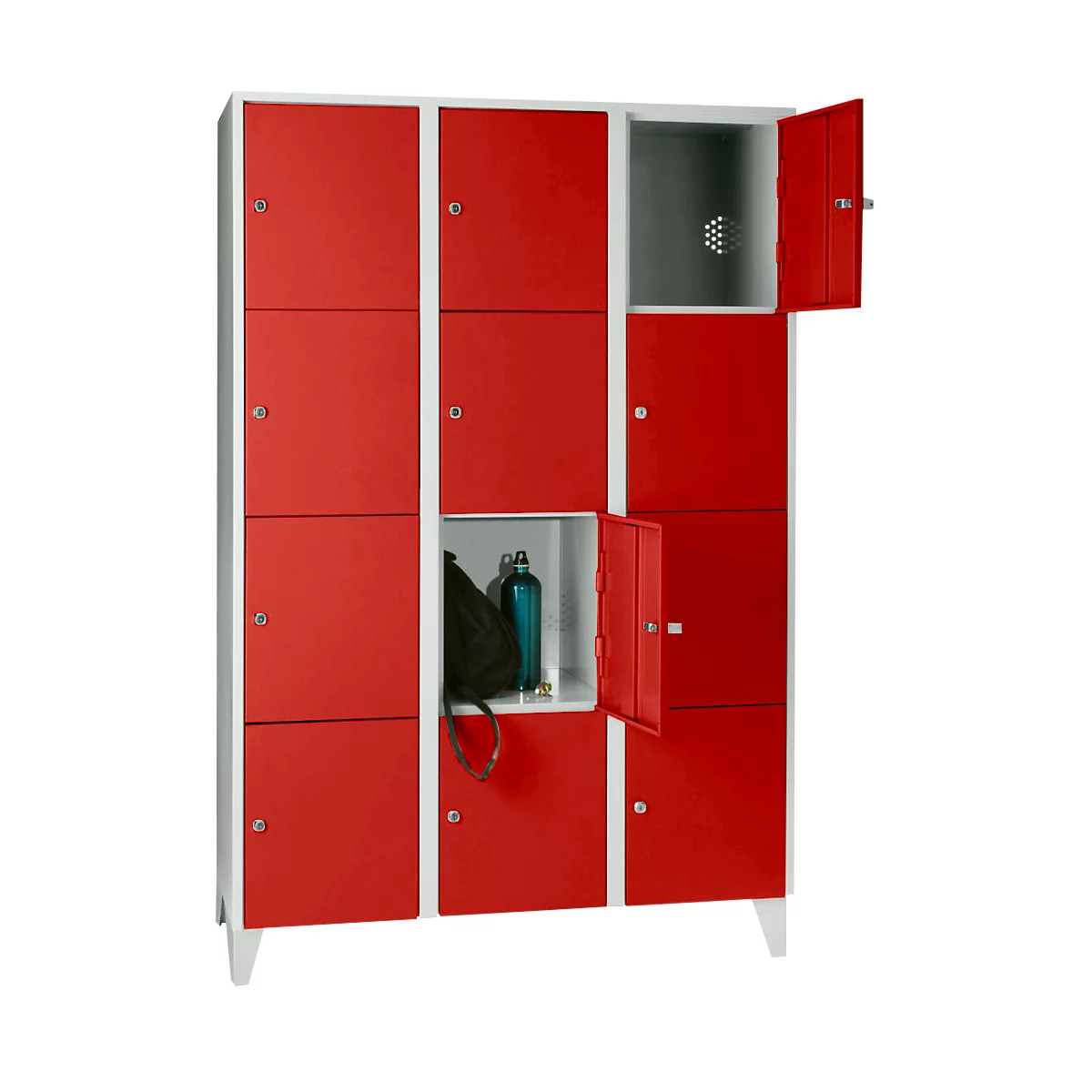 Rode lockers met open deuren. Sommige bevatten items. Witte frames.