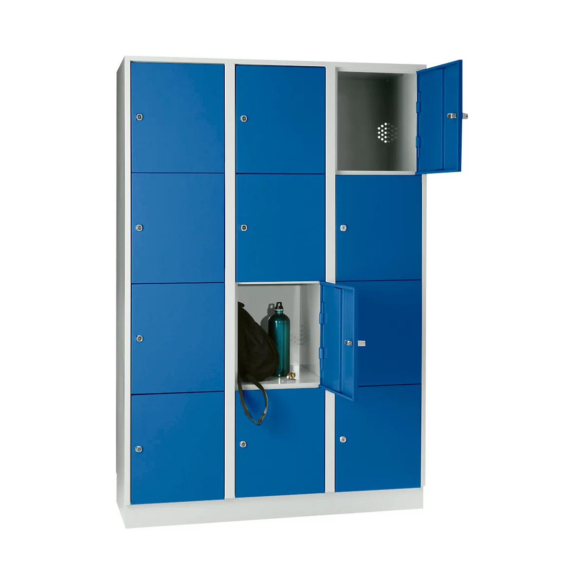 Blauwe kluisjes, sommige open. In één compartiment: tas en drinkfles.