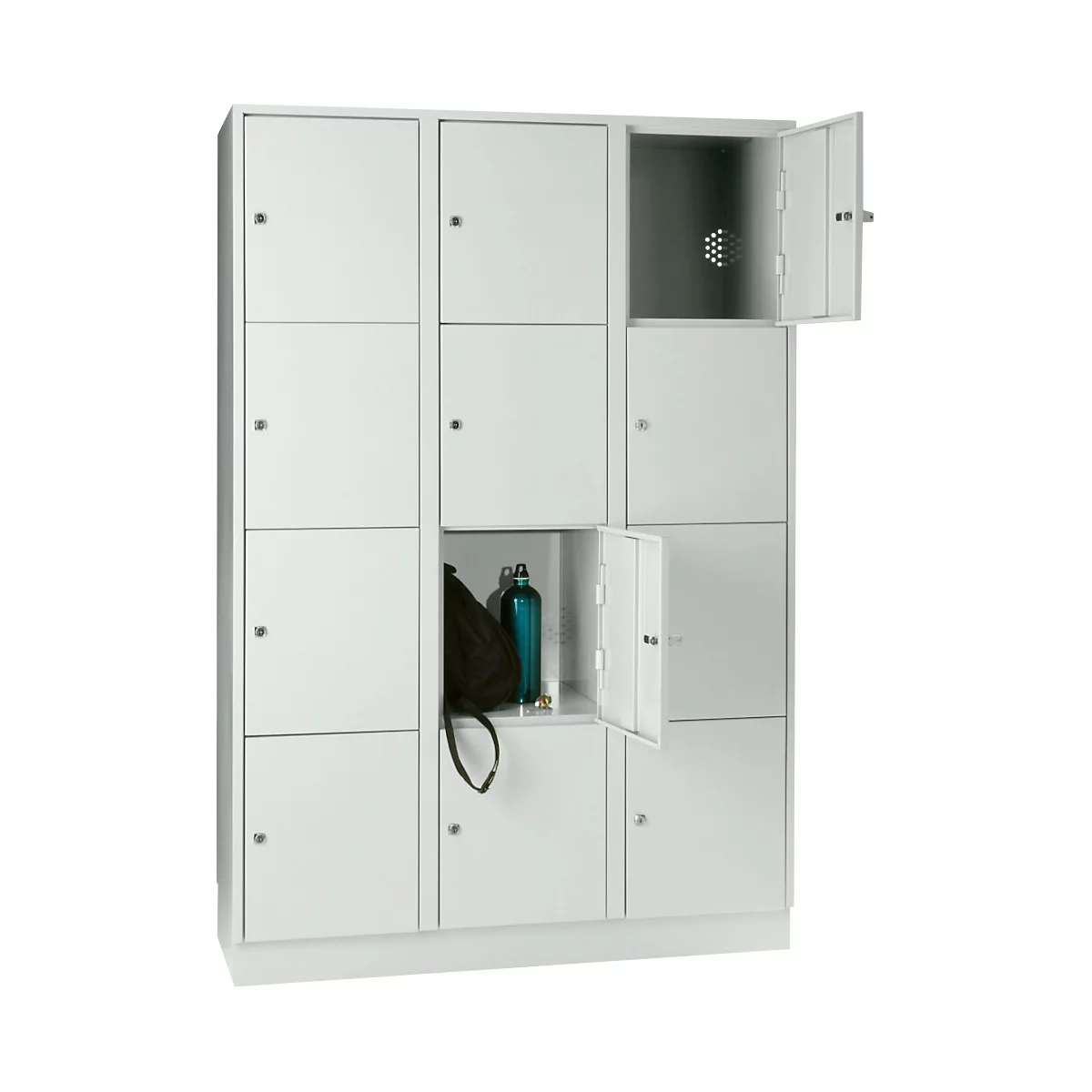 Witte locker met open deuren, met een zwarte tas en een blauwe fles binnenin.