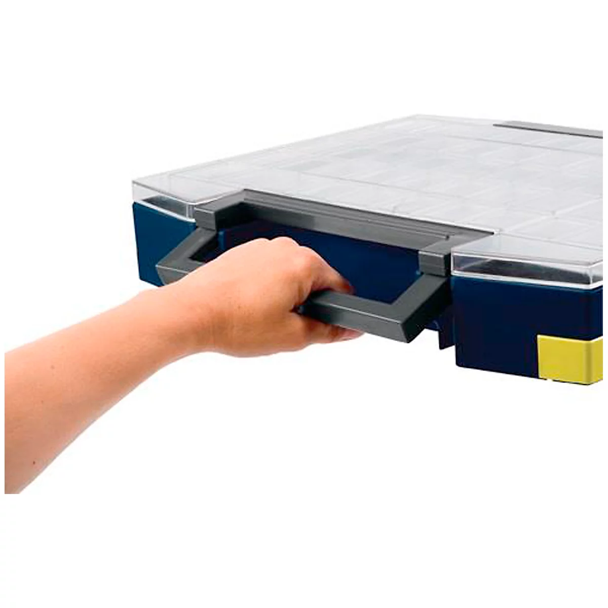 Une main atteint la poignée d'une boîte à outils bleue. Le couvercle est transparent.