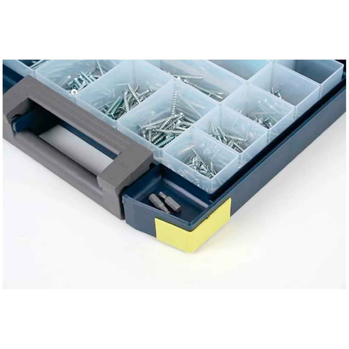Gros plan d'une boîte de tri bleue avec des vis. La poignée et le cadre sont gris, les tiroirs transparents.