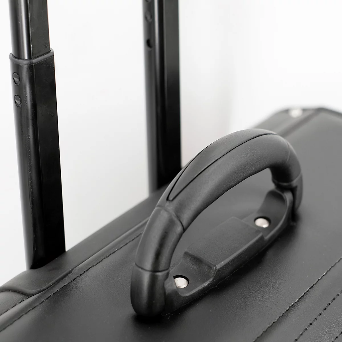 Gros plan d'une valise noire avec poignée et poignées extensibles.
