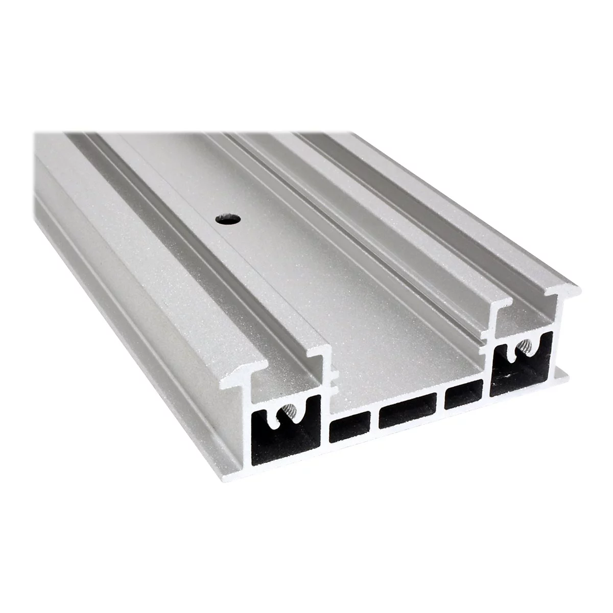 Aluminiumprofil mit komplexer Geometrie und einer mittigen Bohrung auf weißem Hintergrund.