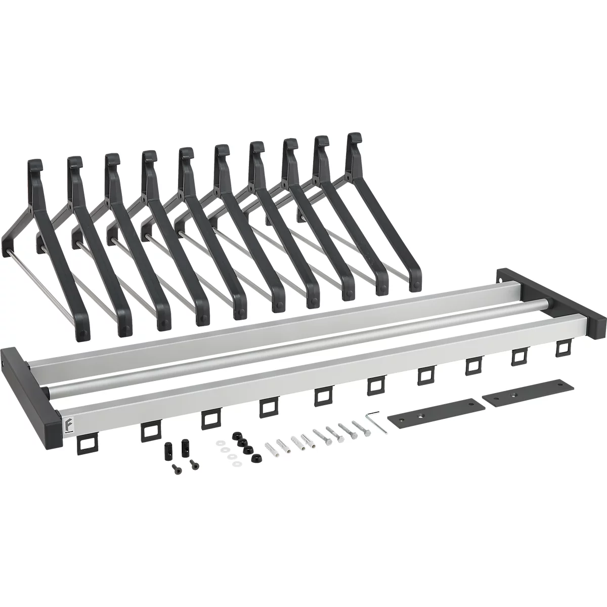 Kledingrek met hangers en accessoires op een witte achtergrond.