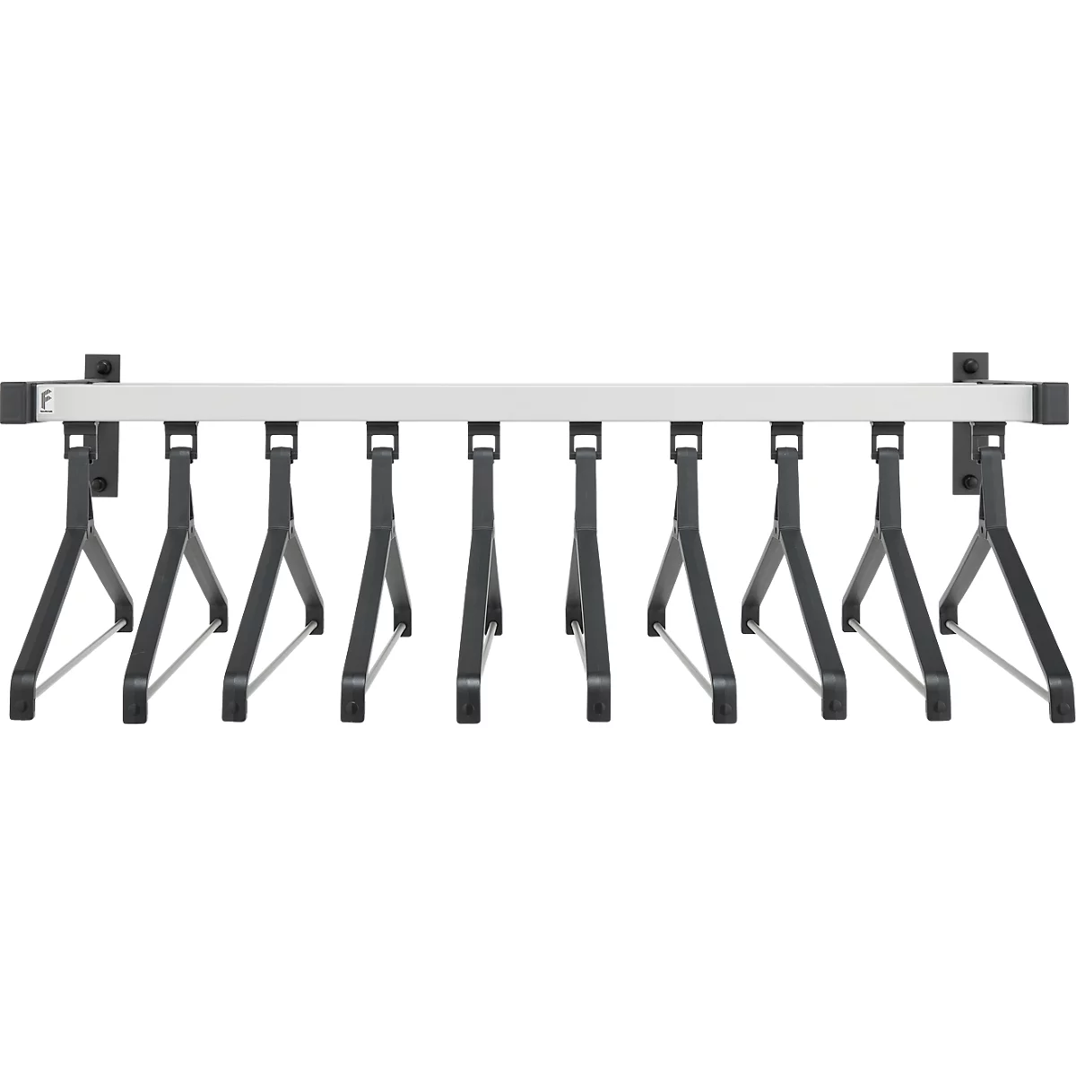 Wandgarderobe met grijze houder en zwarte kleerhangers.