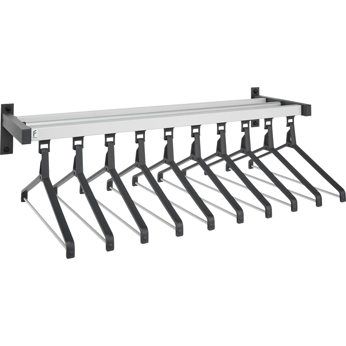 Wandgarderobe met kleerhangers. Zwarte kleerhangers hangen onder een zilveren plank.