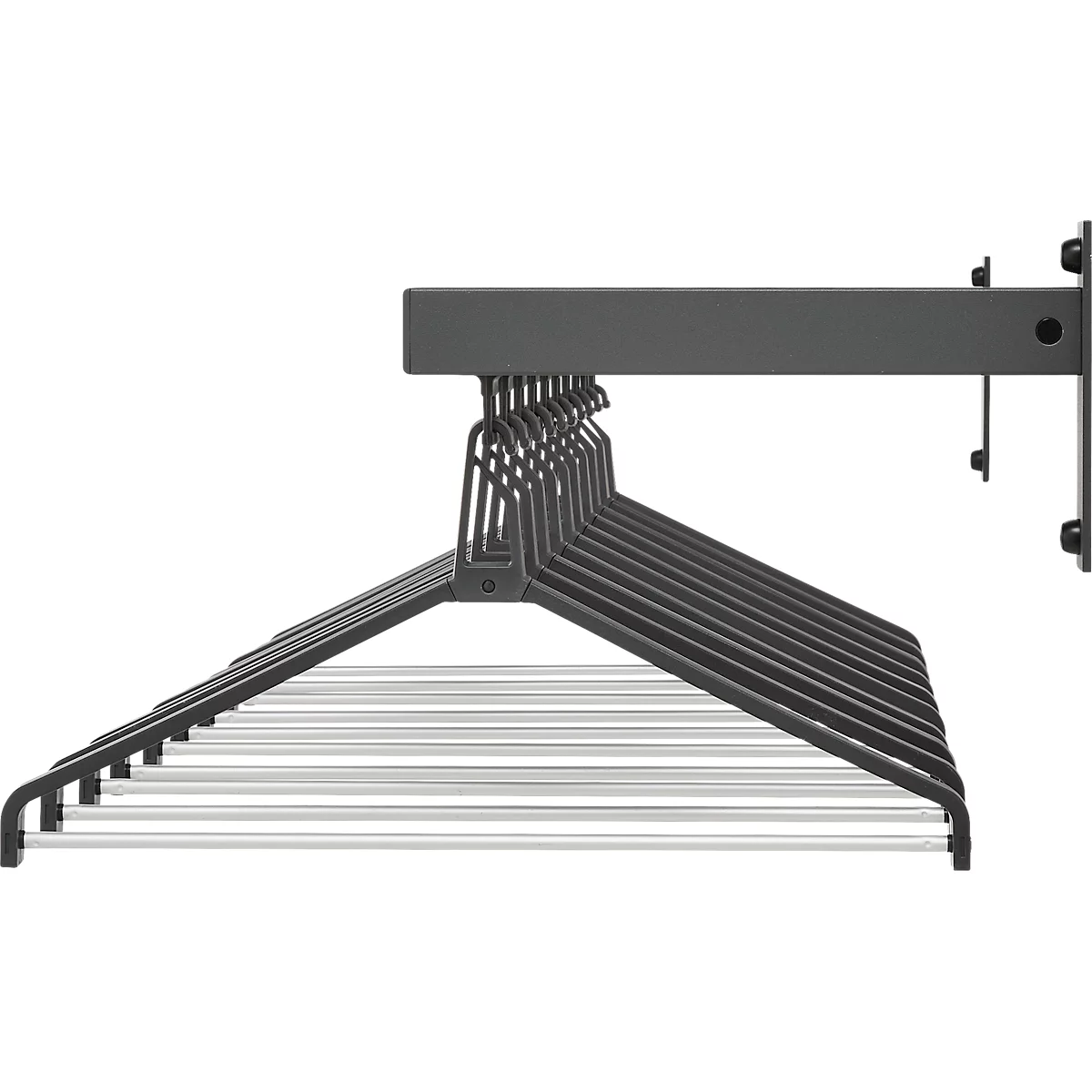 Metalen kledingrek aan de muur gemonteerd, hangers hangen. De achtergrond is wit.