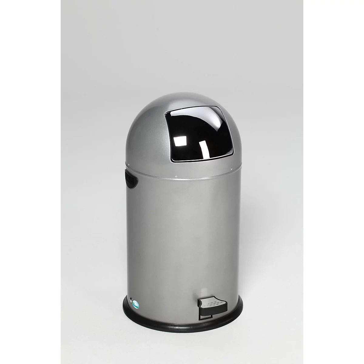 Grijze vuilnisbak met deksel, trap en een zwarte gleuf. Op een witte achtergrond.