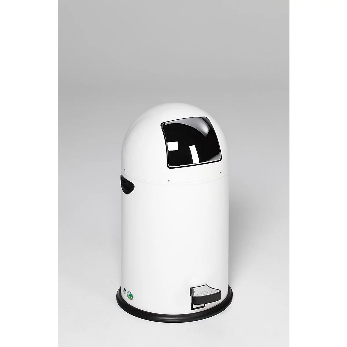Witte prullenbak met zwart deksel en voetpedaal, tegen een neutrale achtergrond.