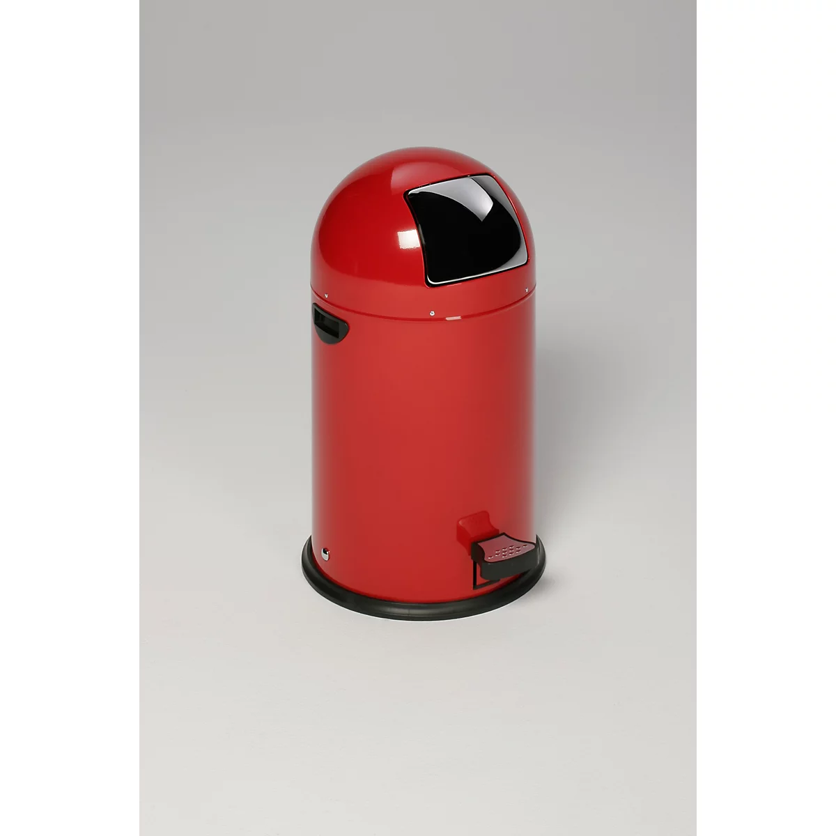 Rode cilindrische vuilnisbak met zwart deksel en voetpedaal, tegen een witte achtergrond.