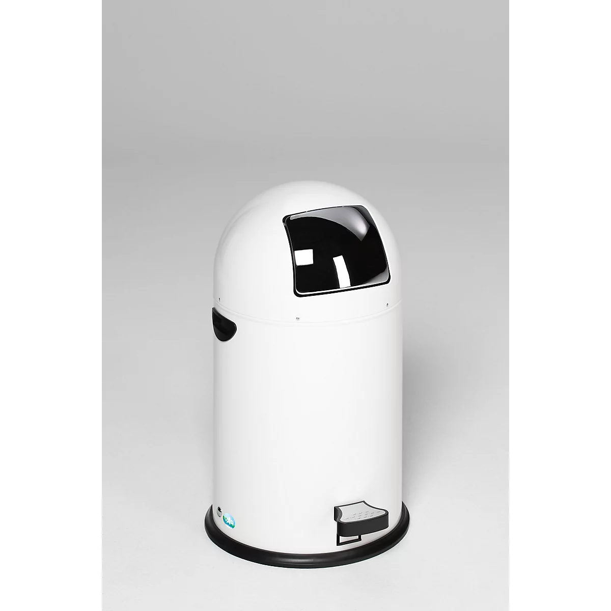 Witte prullenbak met zwart deksel en voetpedaal, tegen een witte achtergrond.
